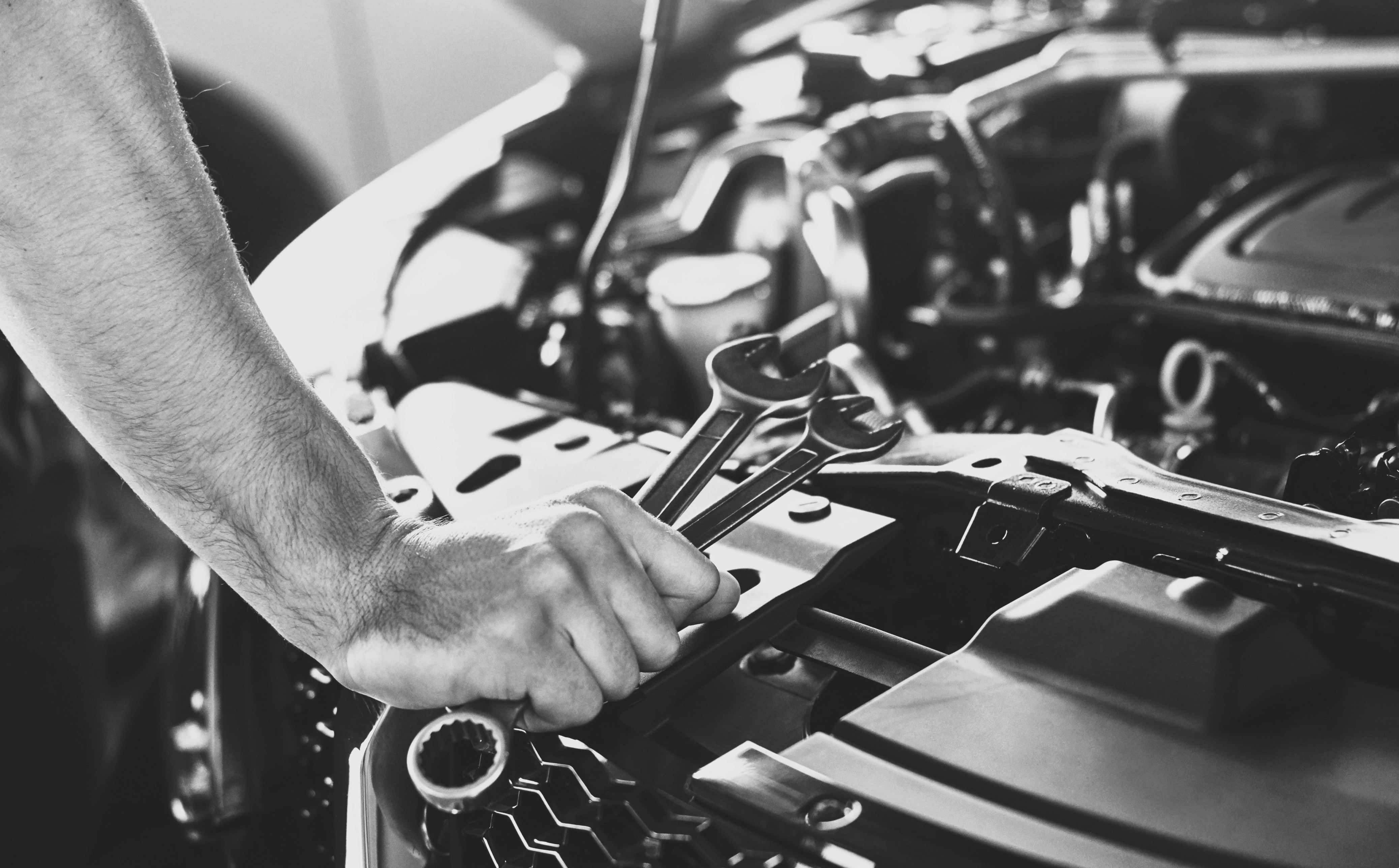 Bannière d'accueil, homme faisant la révision d'une voiture